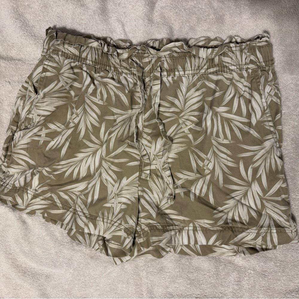 Nicole Miller Tan and White Bermuda Shorts Resort Style